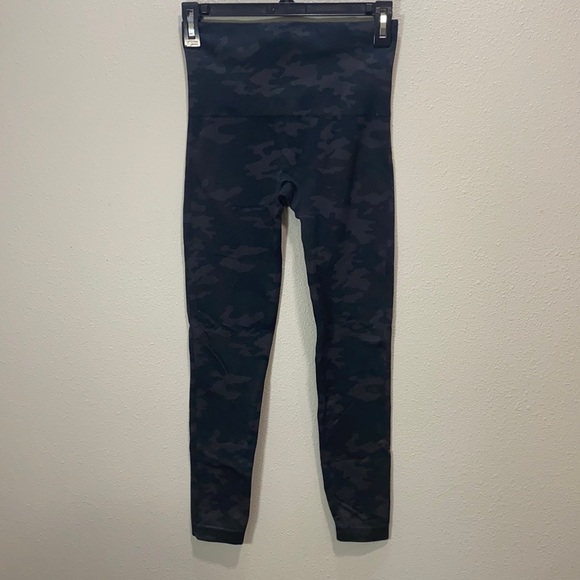 Spanx Look At Me Now Black Camo Seamless Crop Leggings - Picture 6 of 11